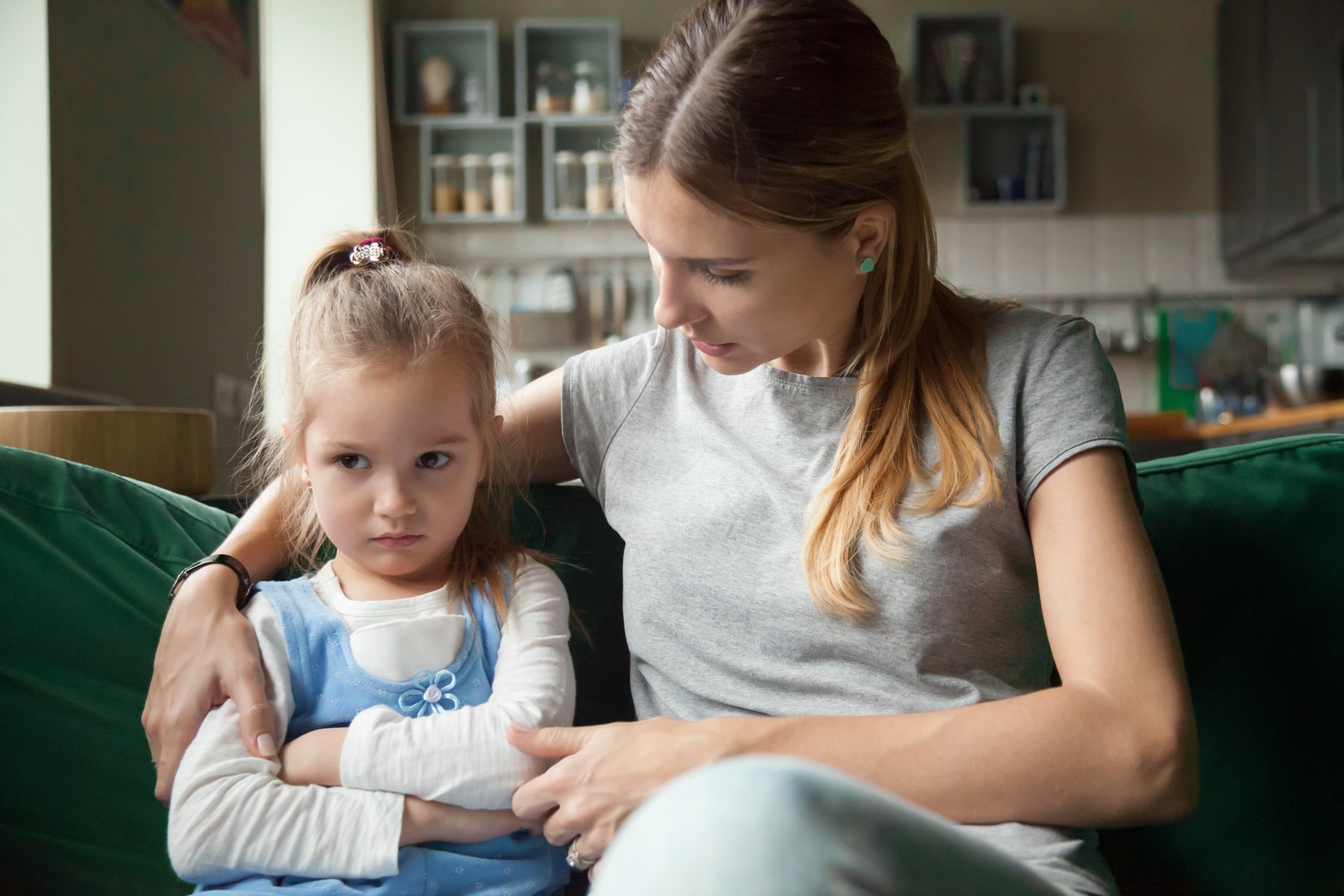 moeder leert haar dochter hoe ze zich moet gedragen en welke gevolgen dat heeft