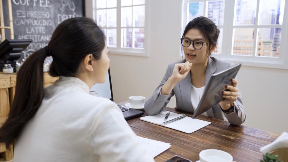 Lawyer showing client her custody schedule on a tablet.